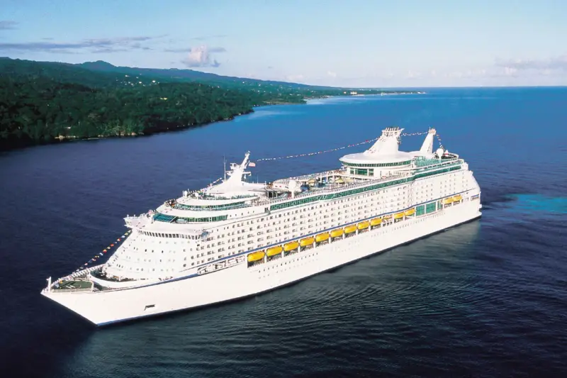 Explorer of the Seas yeşil kıyı açıklarında, havadan görünüm