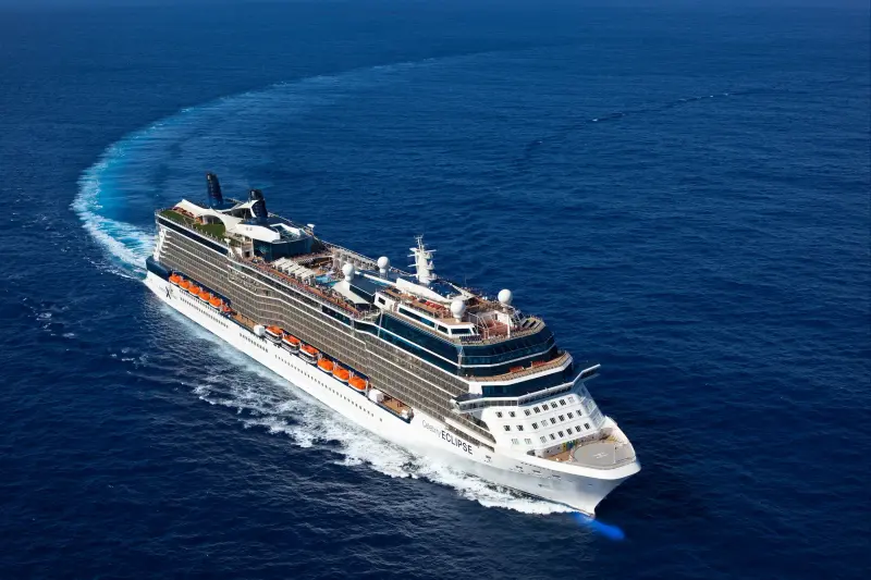 Celebrity Eclipse açık denizde, havadan görünüm