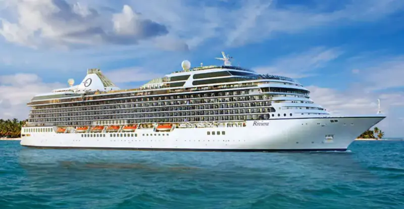 Oceania Riviera palmiyeli bir adanın önünde turkuaz denizde