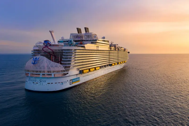 Wonder of the Seas gün batımında açık denizde, kıçtan görünüm