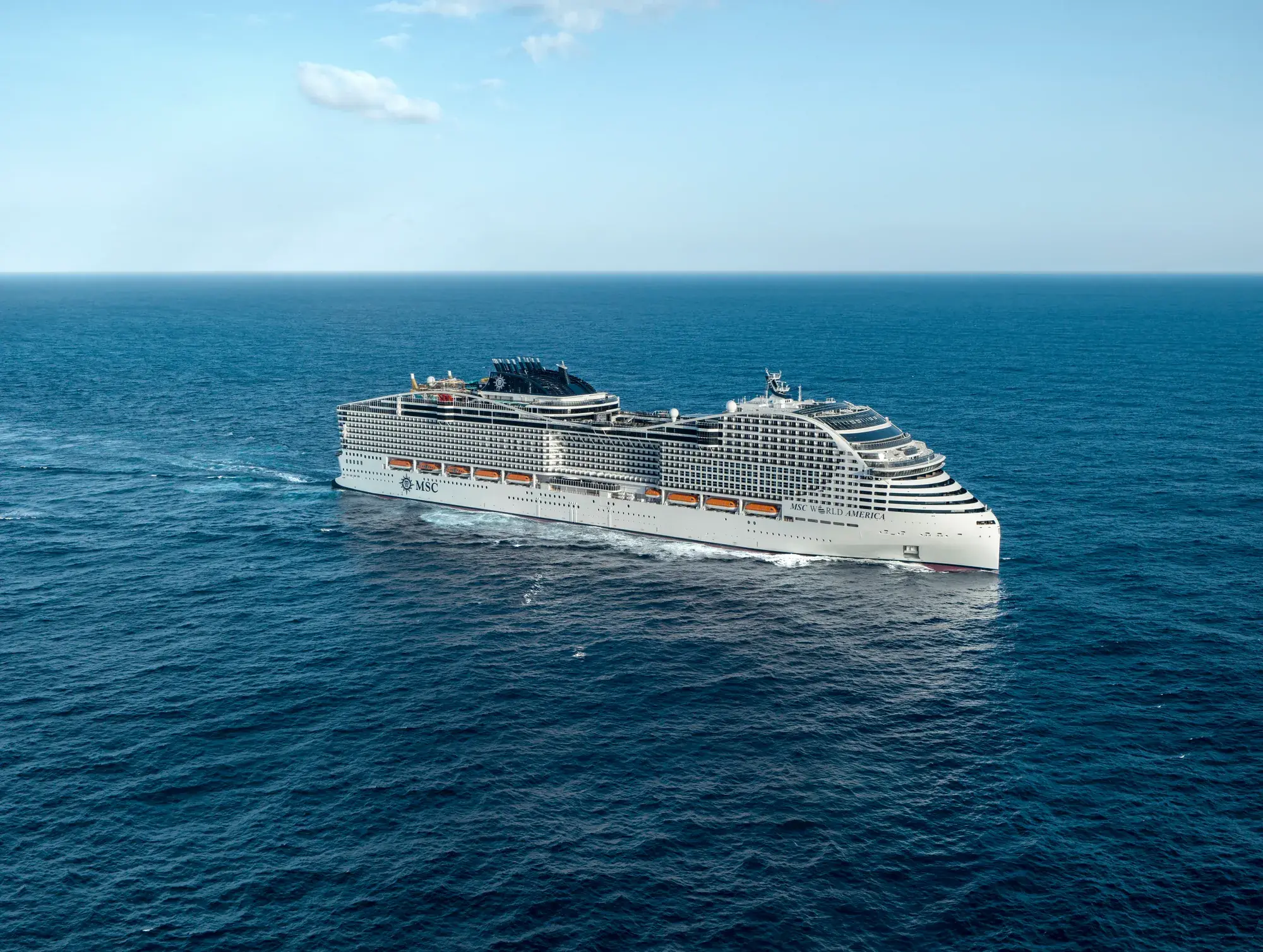 MSC World America açık denizde seyir halinde, yandan havadan görünüm