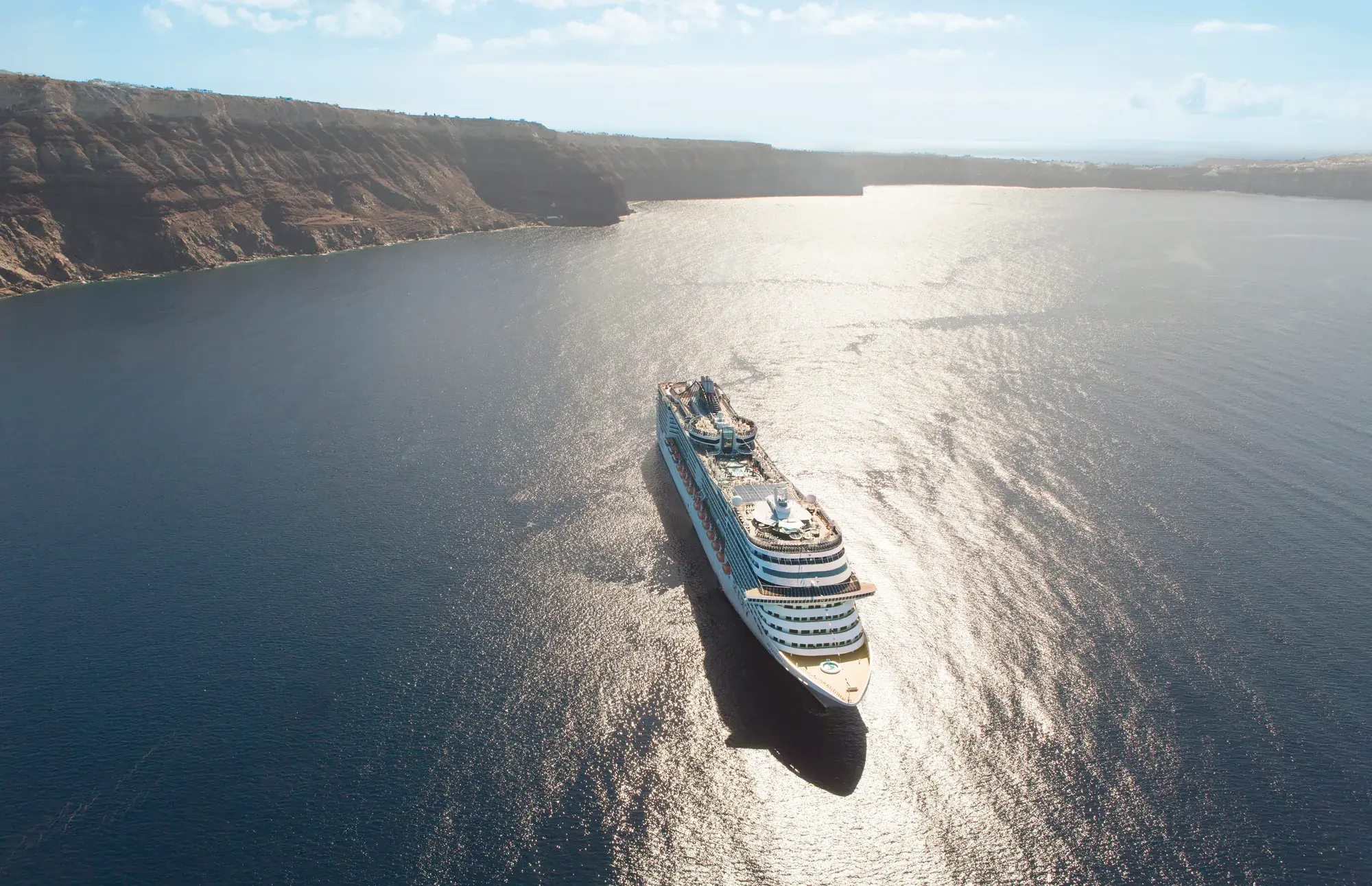 MSC Fantasia Santorini kalderasında, yukarıdan görünüm