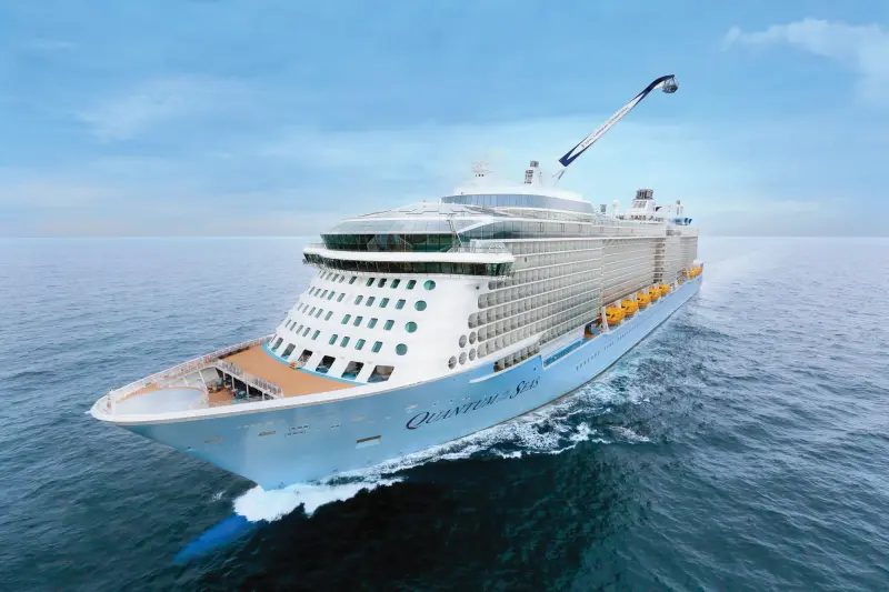 Quantum of the Seas açık denizde, pruvadan havadan görünüm
