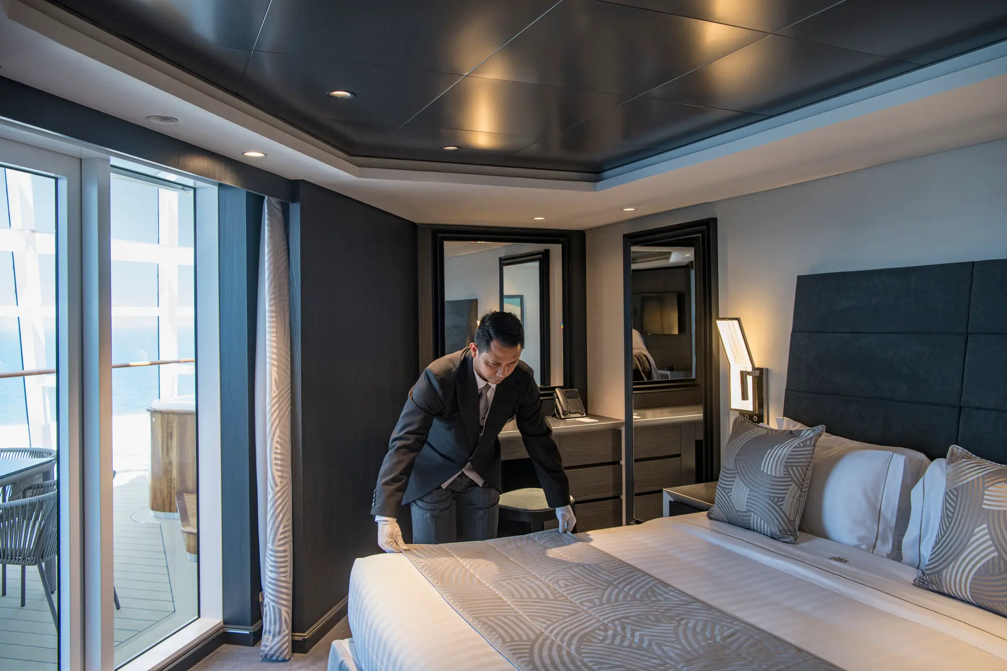 MSC World Europa'da butler MSC Yacht Club suitini hazırlıyor