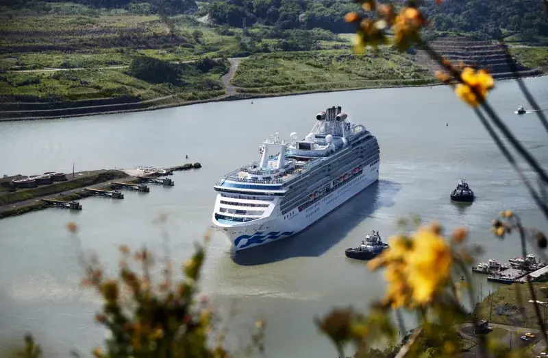 Island Princess bir kanal geçişinde, römorkörler eşliğinde