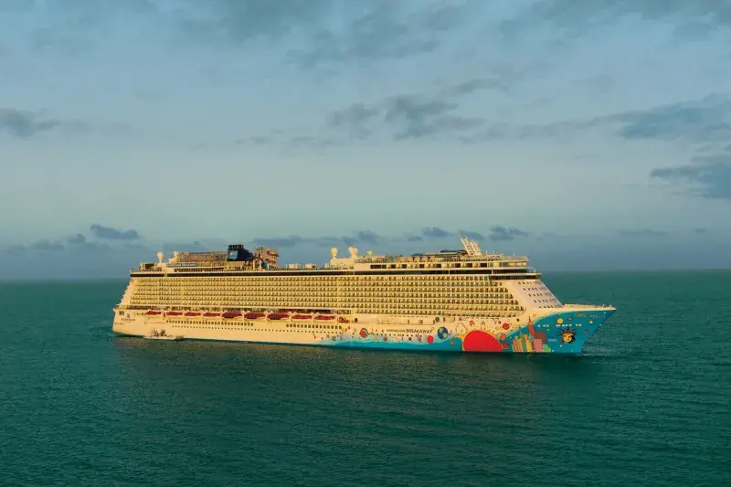 Norwegian Breakaway'in açık denizde yandan görünümü; New York temalı gövde tasarımı