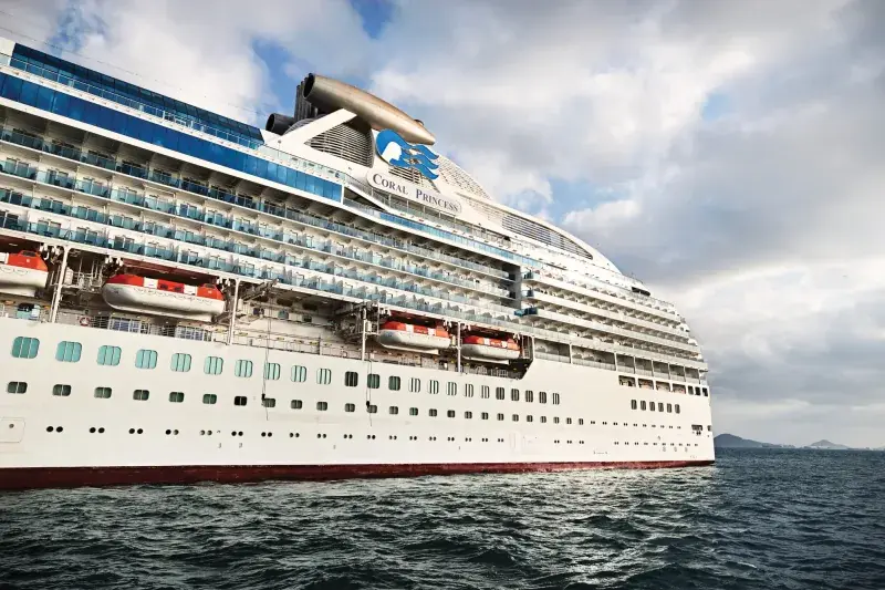Coral Princess'in denizden yakın görünümü; gövde ve cankurtaran filikaları