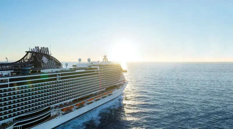 MSC Seascape gün batımında seyir halinde, üst güverteler ve baca