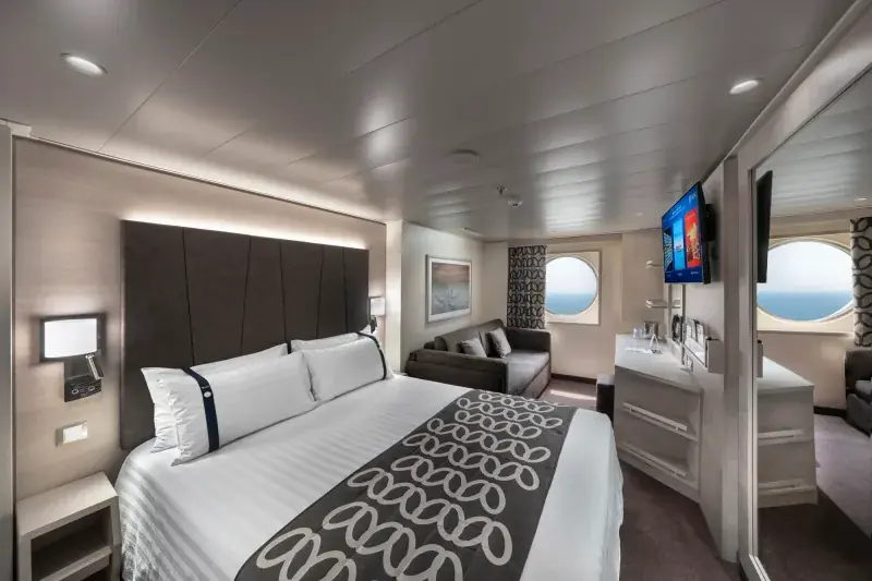 MSC Euribia deluxe dış kabin, lomboz pencereler ve kanepe
