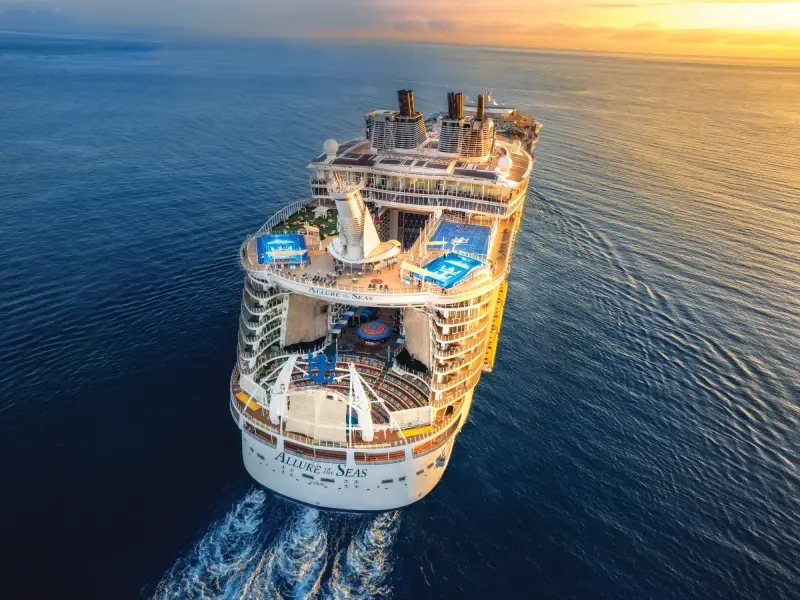 Allure of the Seas kıçtan havadan görünüm
