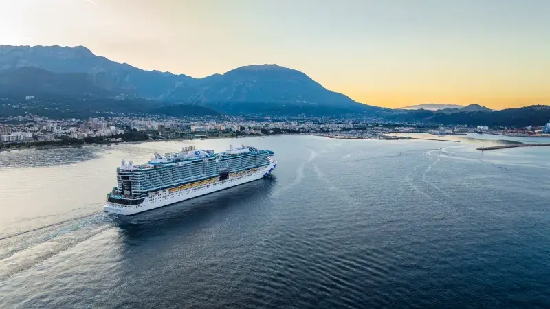 Sun Princess, Karadağ'da Bar limanına gün doğumunda yaklaşırken
