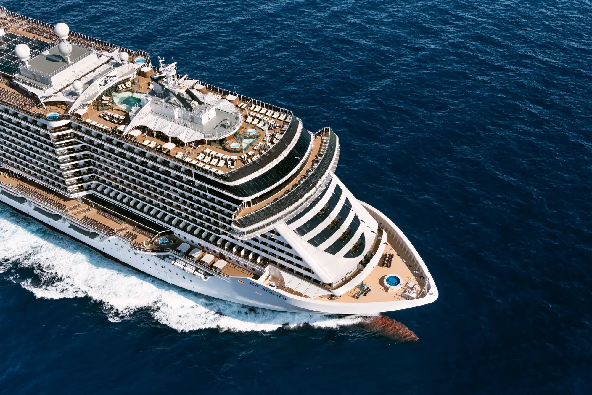 MSC Seaview açık denizde, üst güverteler ve havuz alanları havadan görünüm