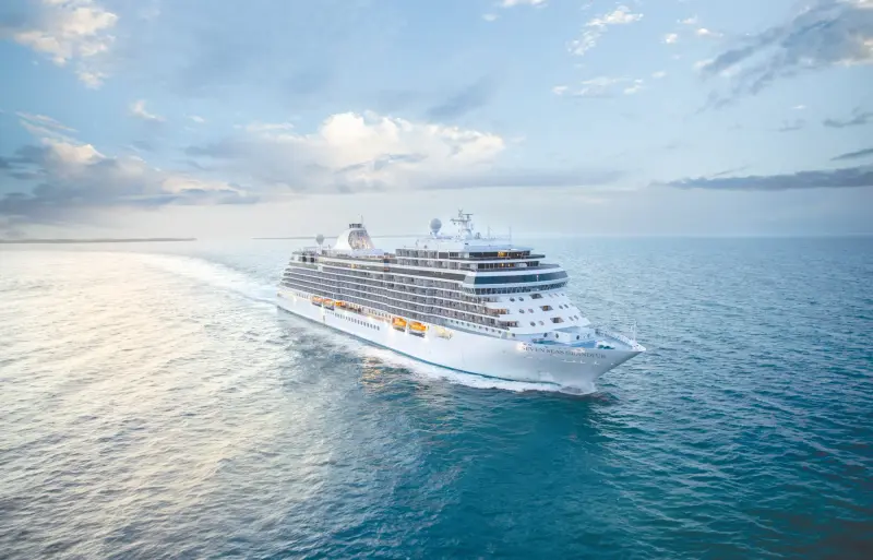 Seven Seas Grandeur açık denizde seyir hâlinde