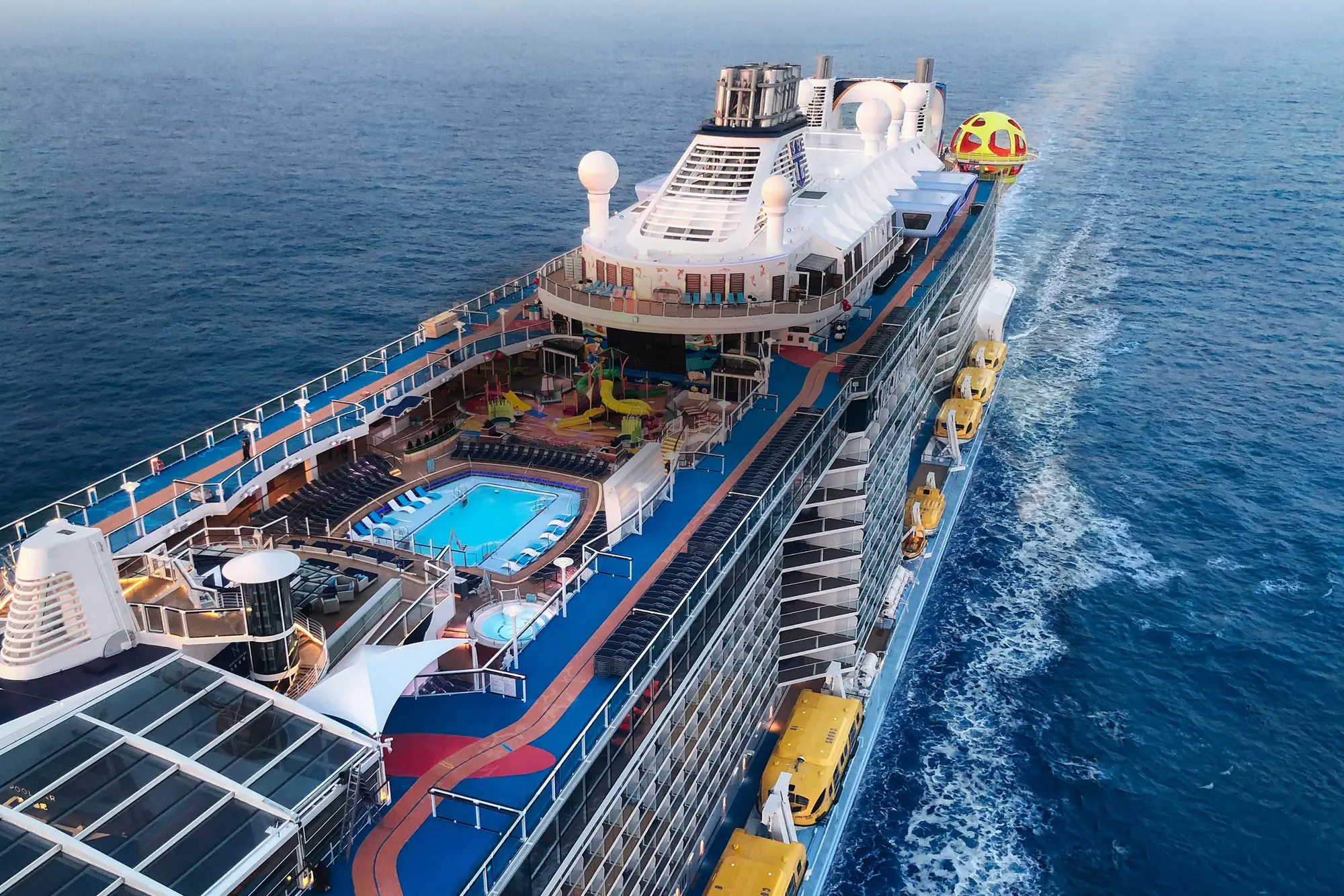 Spectrum of the Seas açık denizde, havuz güvertesi havadan