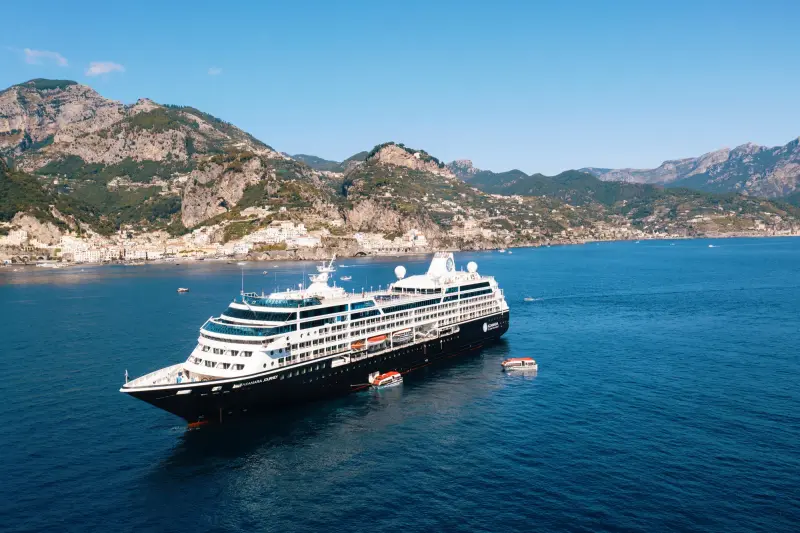 Azamara Journey Amalfi Kıyısı'nda demirli