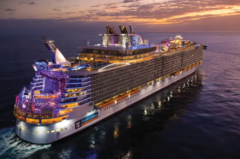 Oasis of the Seas gün batımında, ışıklı güverteler