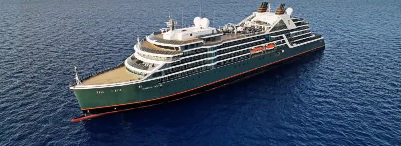 Seabourn Venture açık denizde, havadan görünüm