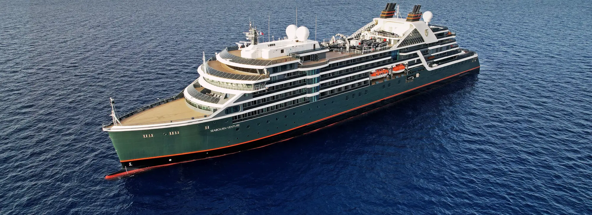 Seabourn Venture açık denizde, havadan görünüm