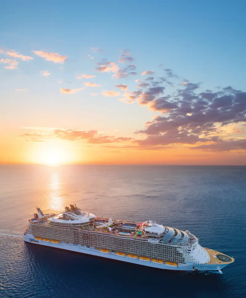 Oasis of the Seas gün doğumunda açık denizde
