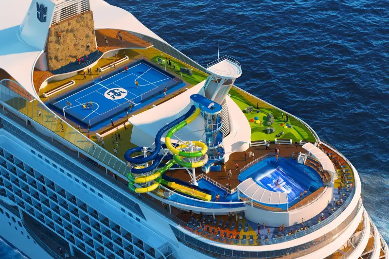 Voyager of the Seas spor sahası, tırmanma duvarı ve FlowRider ile kıç güvertesi, havadan
