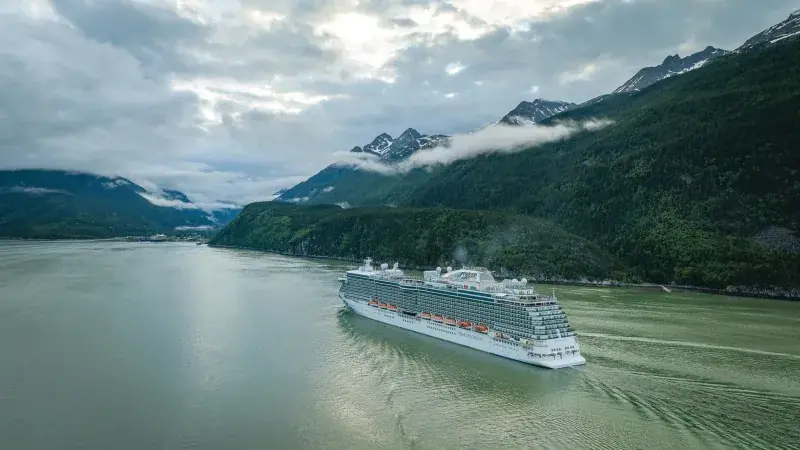 Majestic Princess, Alaska'da Skagway yakınlarında fiyortta seyir