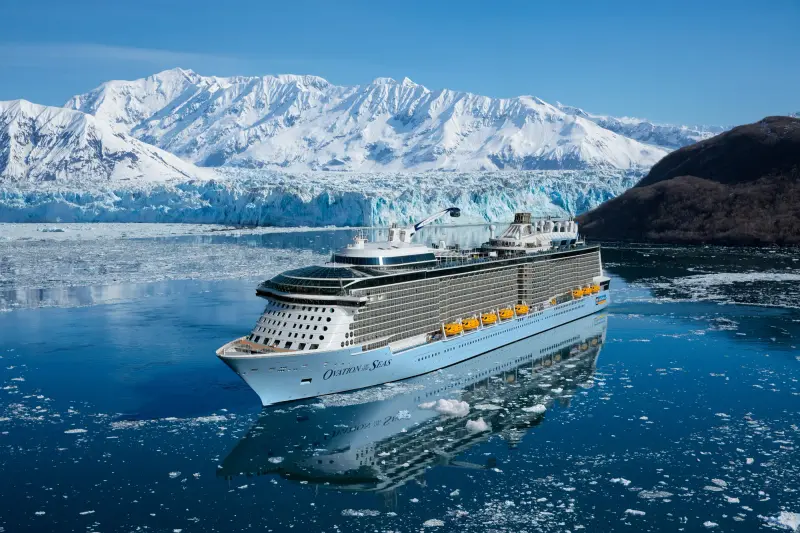 Ovation of the Seas Hubbard Buzulu önünde