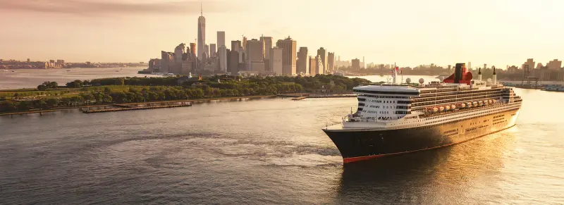 Queen Mary 2 gün doğumunda New York açıklarında