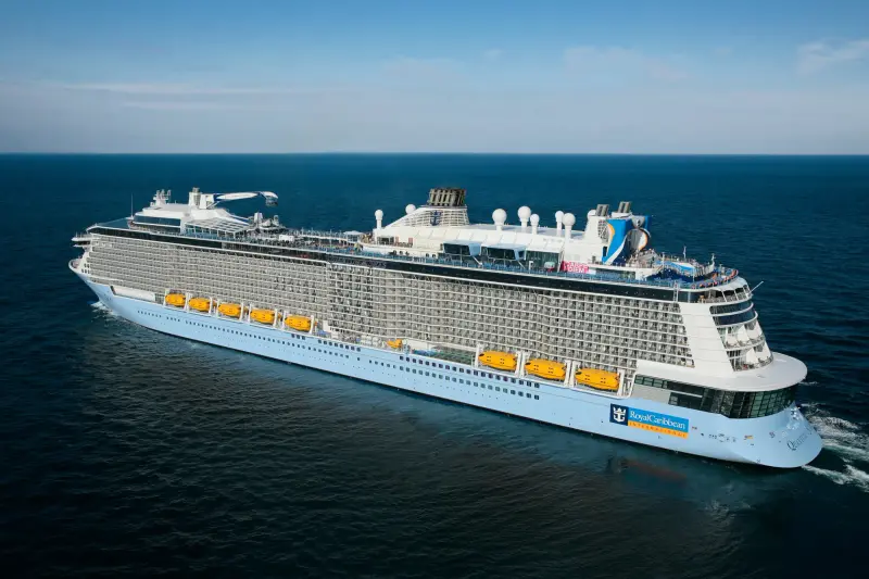 Quantum of the Seas açık denizde, yandan görünüm
