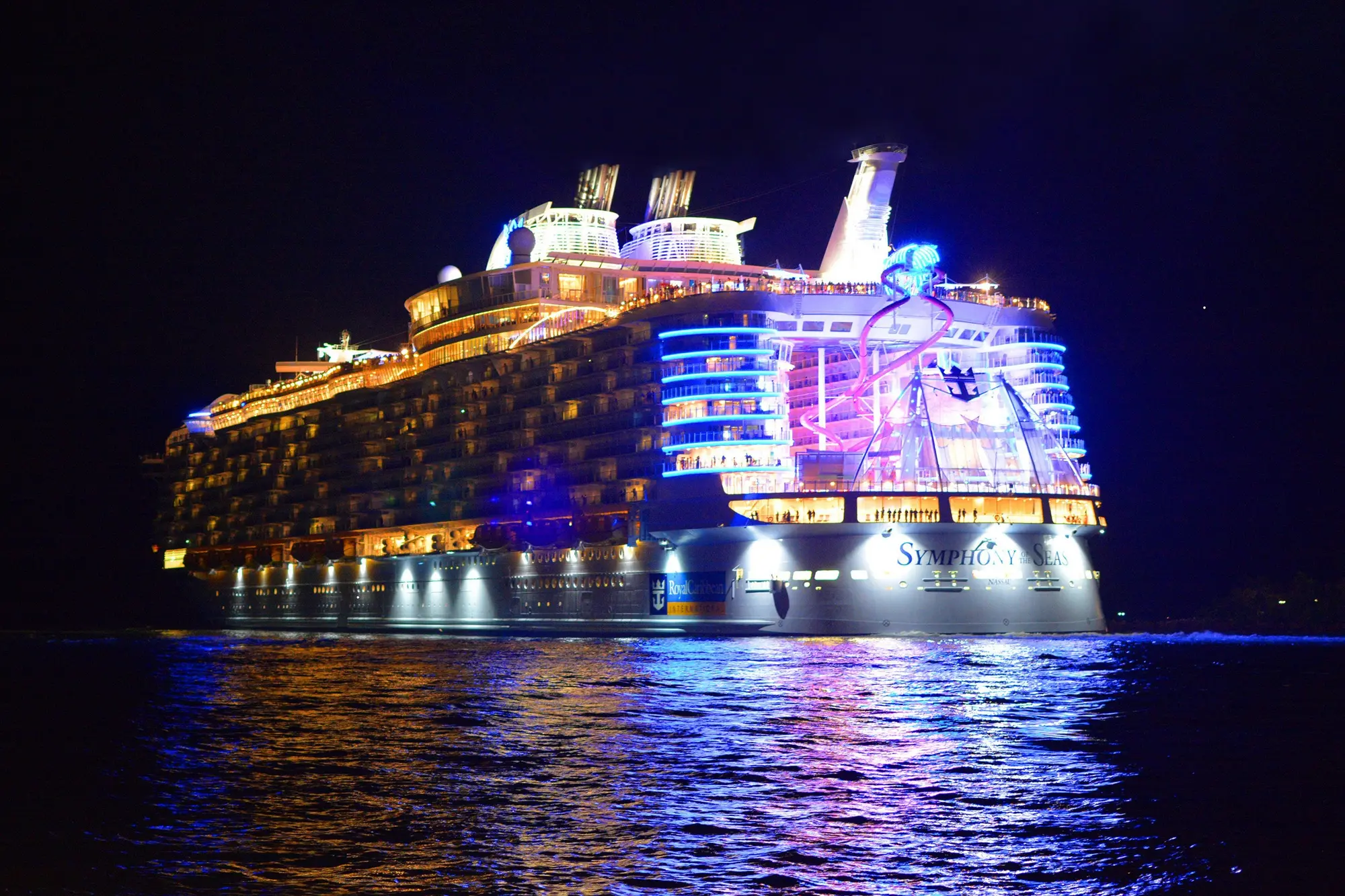Symphony of the Seas gece ışıklarıyla denizde
