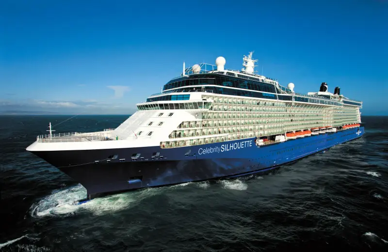 Celebrity Silhouette açık denizde, pruvadan görünüm