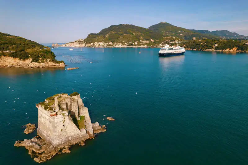 Azamara Onward Portovenere koyunda, uzaktan görünüm