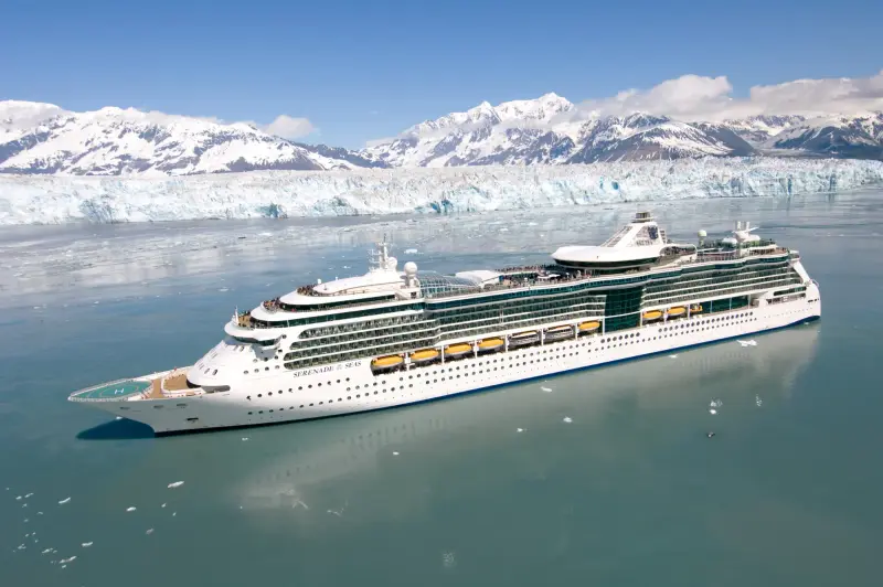 Serenade of the Seas Hubbard Buzulu önünde, yakın görünüm
