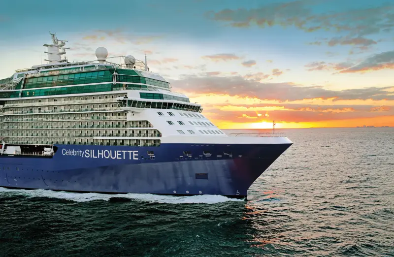 Celebrity Silhouette gün batımında, pruvadan görünüm