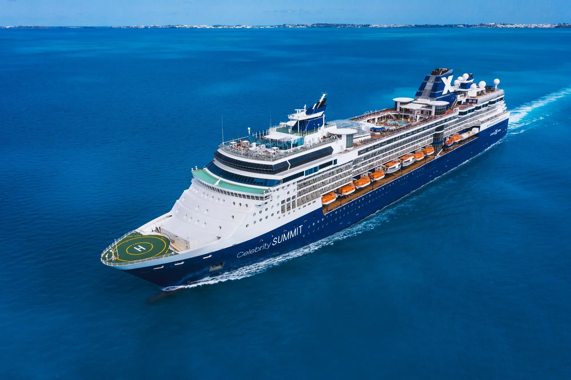 Celebrity Summit turkuaz denizde, havadan görünüm