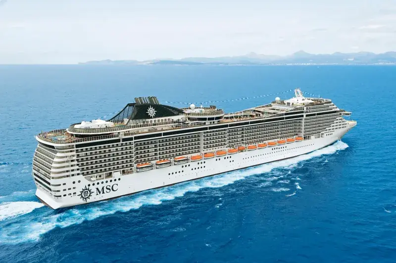 MSC Splendida dağlık kıyı açıklarında seyir halinde, yandan havadan görünüm