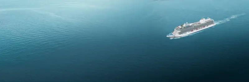 Oceania Allura açık denizde seyir hâlinde, havadan görünüm