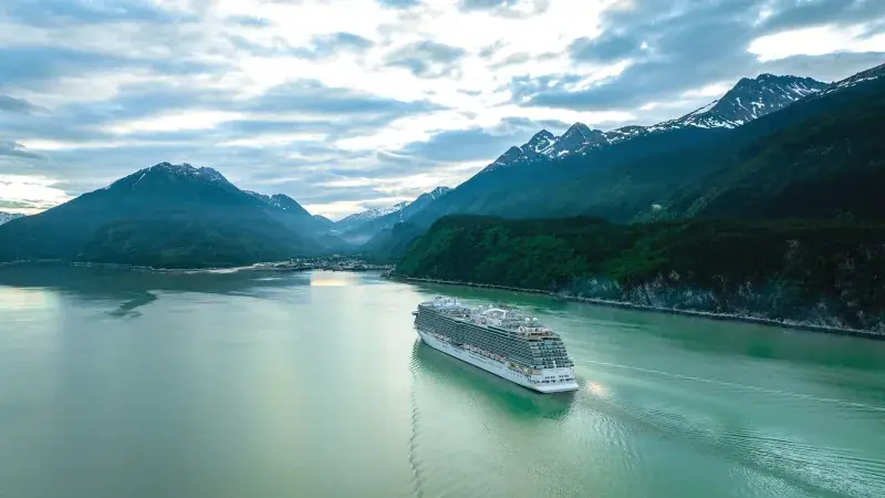 Discovery Princess, Alaska'da Skagway yakınlarında dağlar arasında seyir