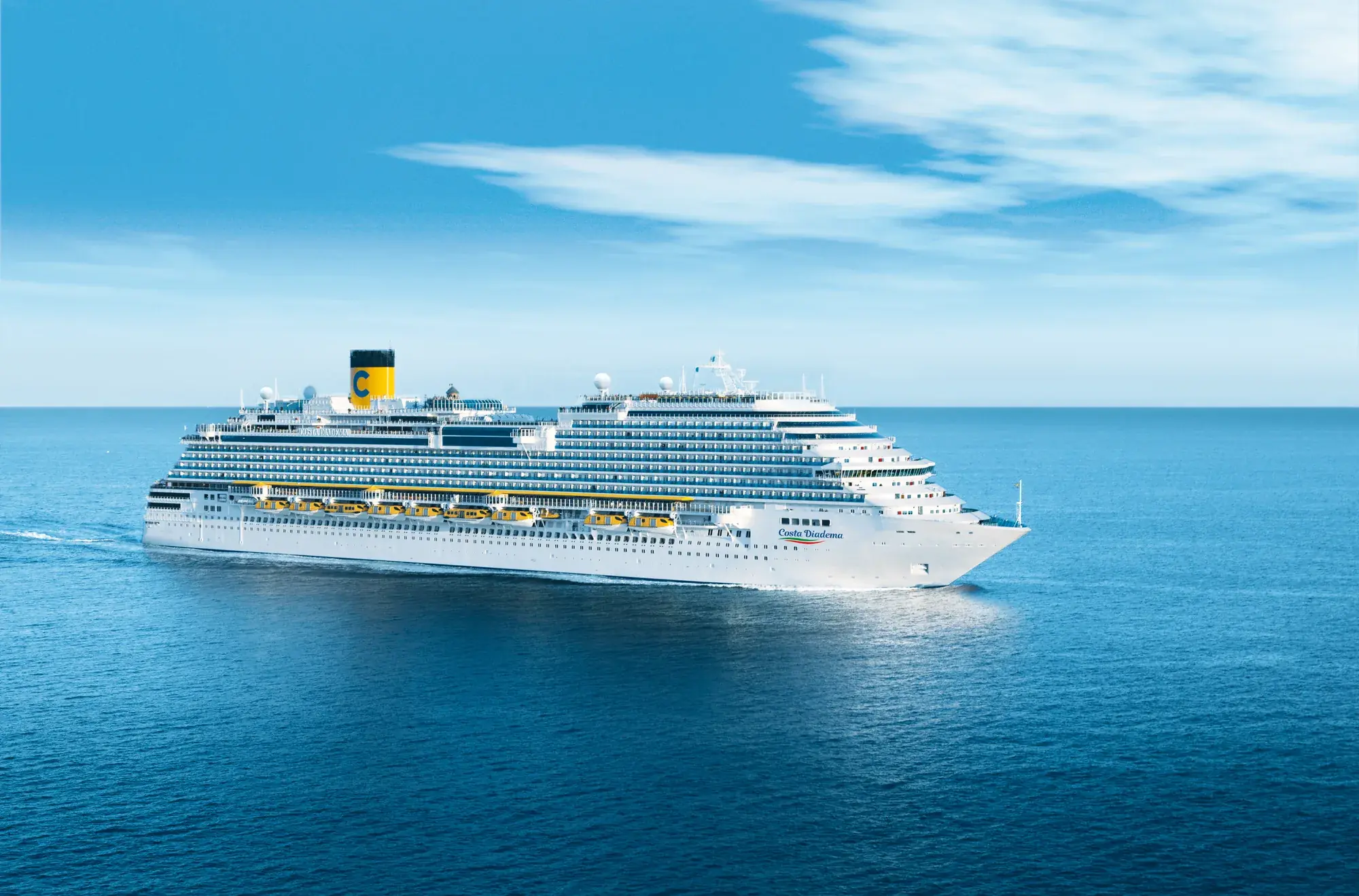 Costa Diadema açık denizde seyir halinde, yandan havadan görünüm