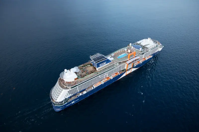Celebrity Edge açık denizde, yukarıdan görünüm