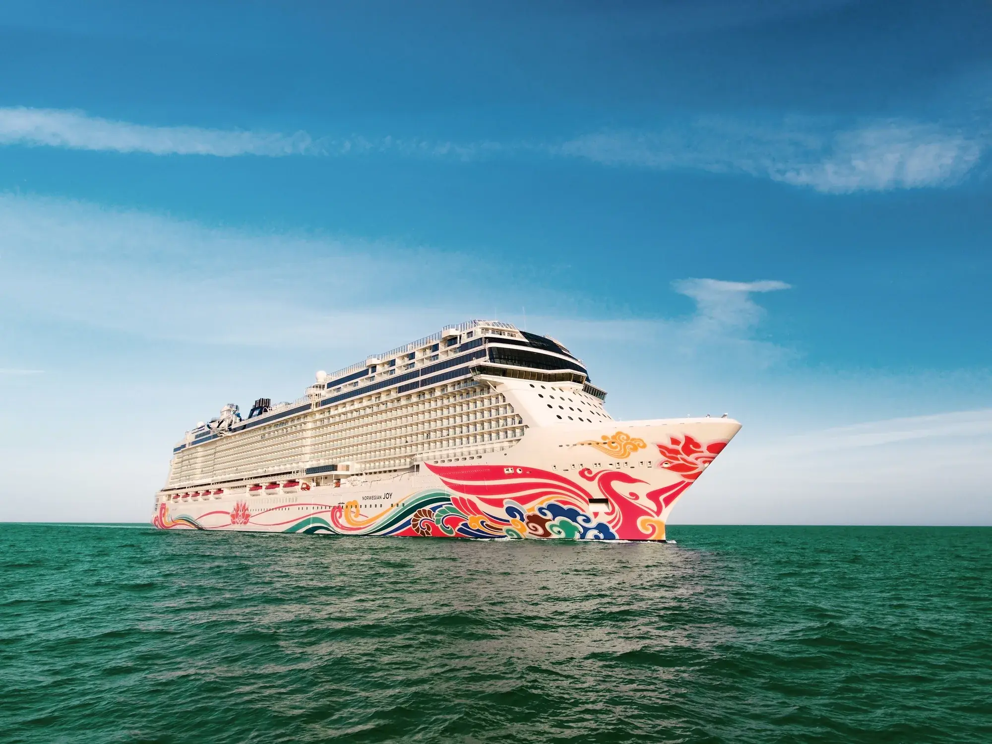 Norwegian Joy'un açık denizde dış görünümü; renkli gövde tasarımı