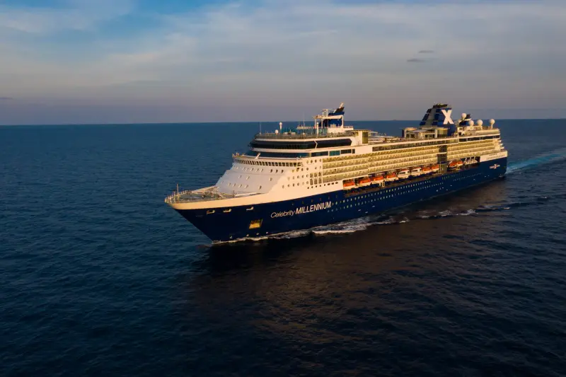 Celebrity Millennium gün batımında açık denizde