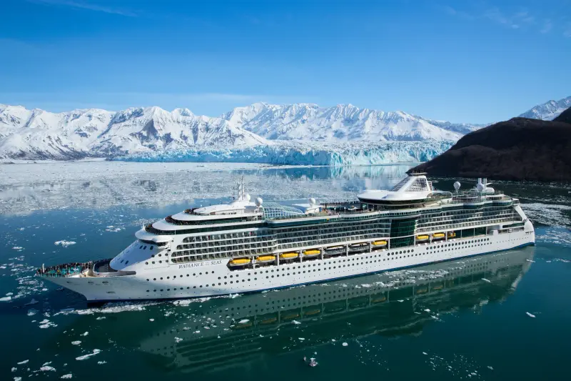 Radiance of the Seas Alaska'da Hubbard Buzulu önünde