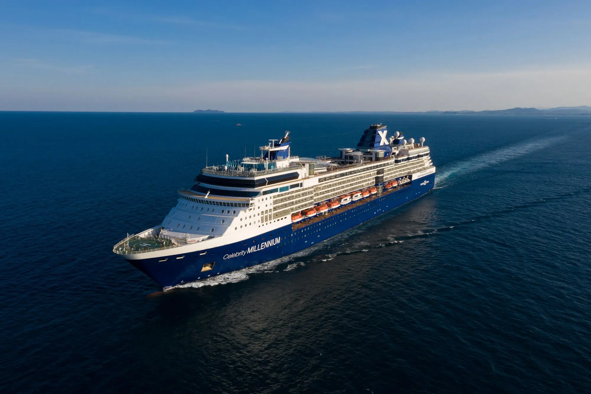 Celebrity Millennium açık denizde, havadan görünüm