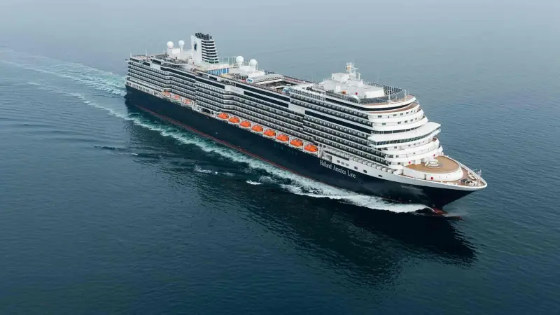 Koningsdam seyir hâlinde, havadan görünüm