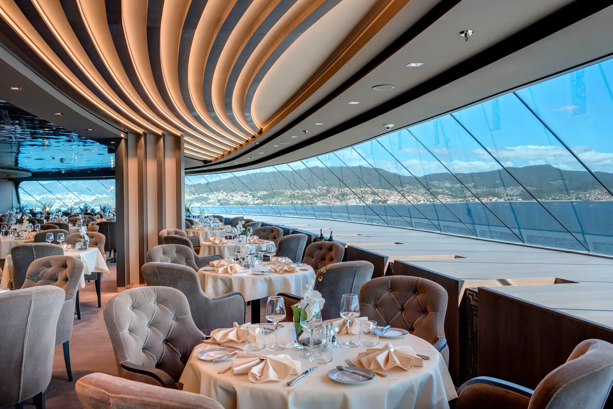 MSC Meraviglia MSC Yacht Club restoranı, deniz manzarası