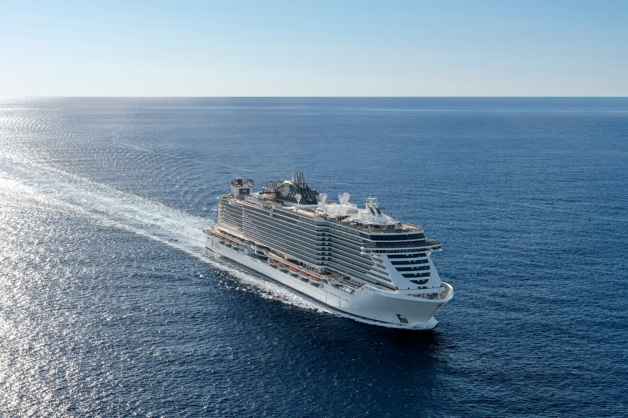 MSC Seaside açık denizde seyir halinde, pruvadan havadan görünüm