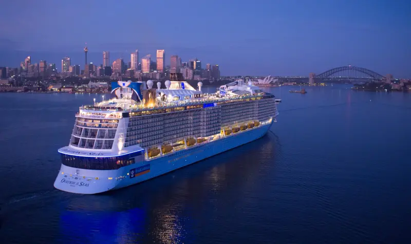 Ovation of the Seas akşam Sidney Limanı'nda