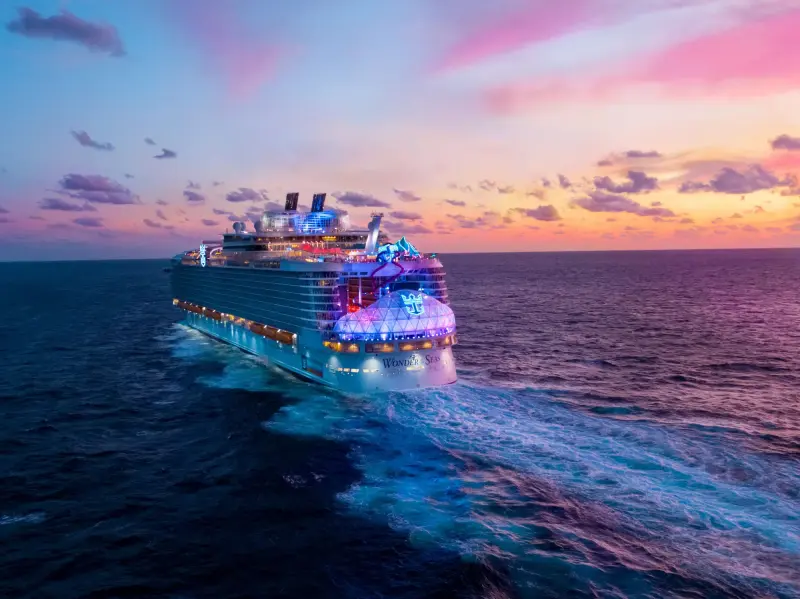 Wonder of the Seas gün batımında açık denizde