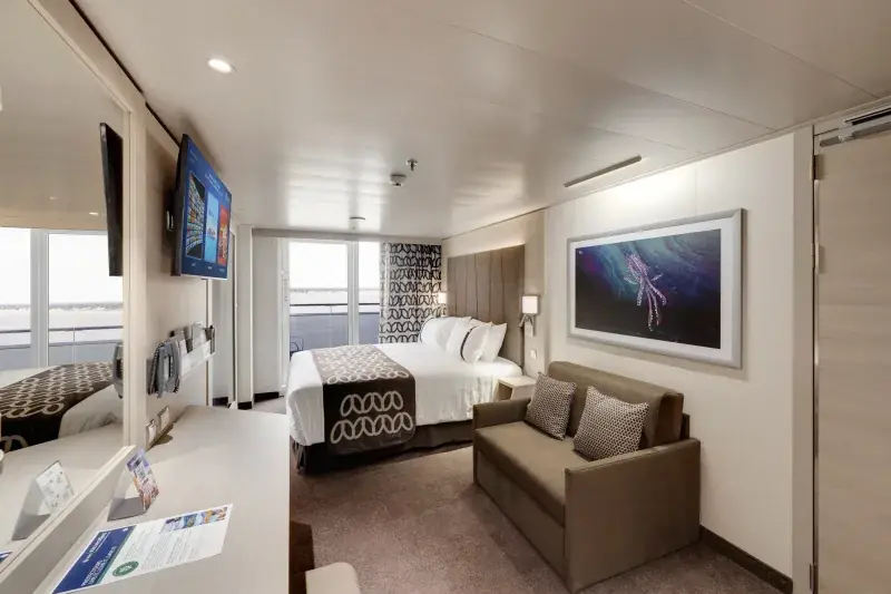 MSC Euribia deluxe balkonlu kabin, balkon kapısı ve kanepe