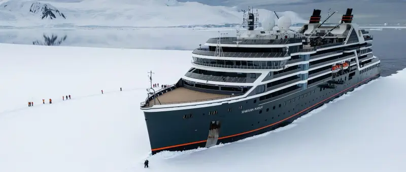 Seabourn Pursuit Antarktika'da buz kenarında, misafirler karada yürüyüşte
